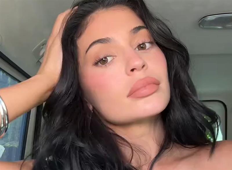 Kylie’s Peachy Glow Look
